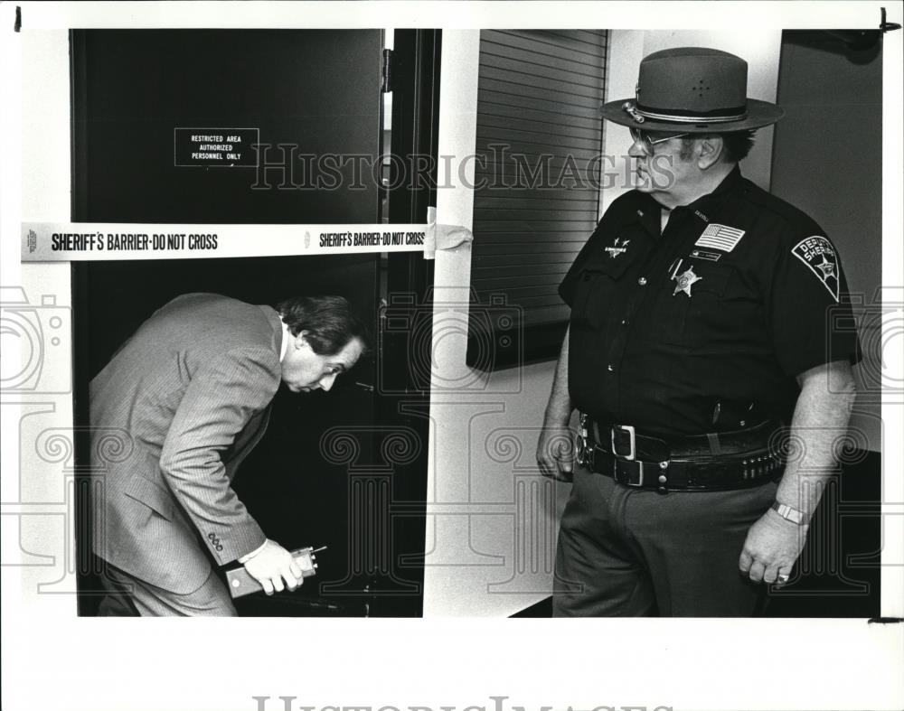 1988 Press Photo Deputy Sheriff John Patterson with detective Ralph Bottone - Historic Images