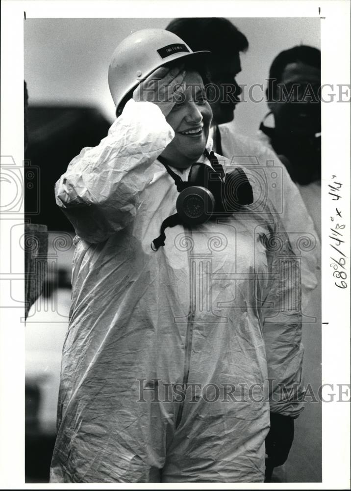 1990 Press Photo Rep. Mary Oakar returning from a tour of Master Metals Plant - Historic Images