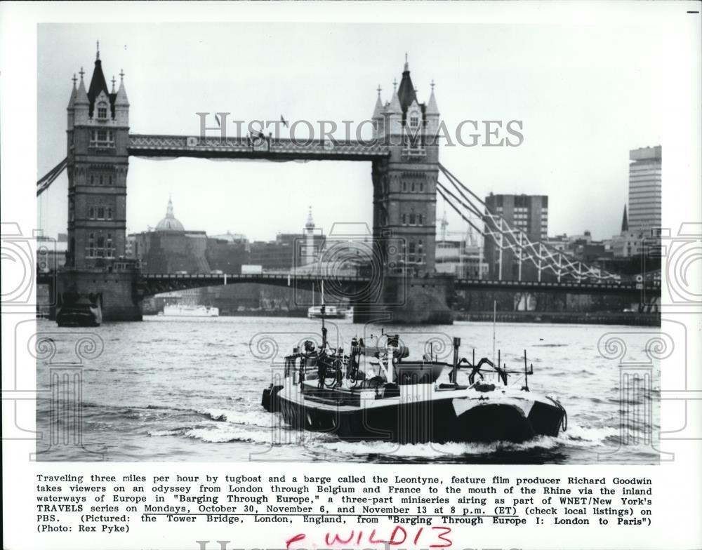 1989 Press Photo Tugboat ans barge at the waterway of Tower Bridge in England - Historic Images