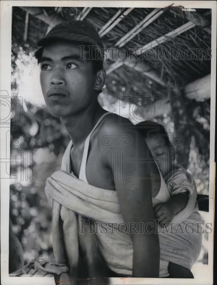 1962 Press Photo A young father carrying his child on his back in Banawe - Historic Images