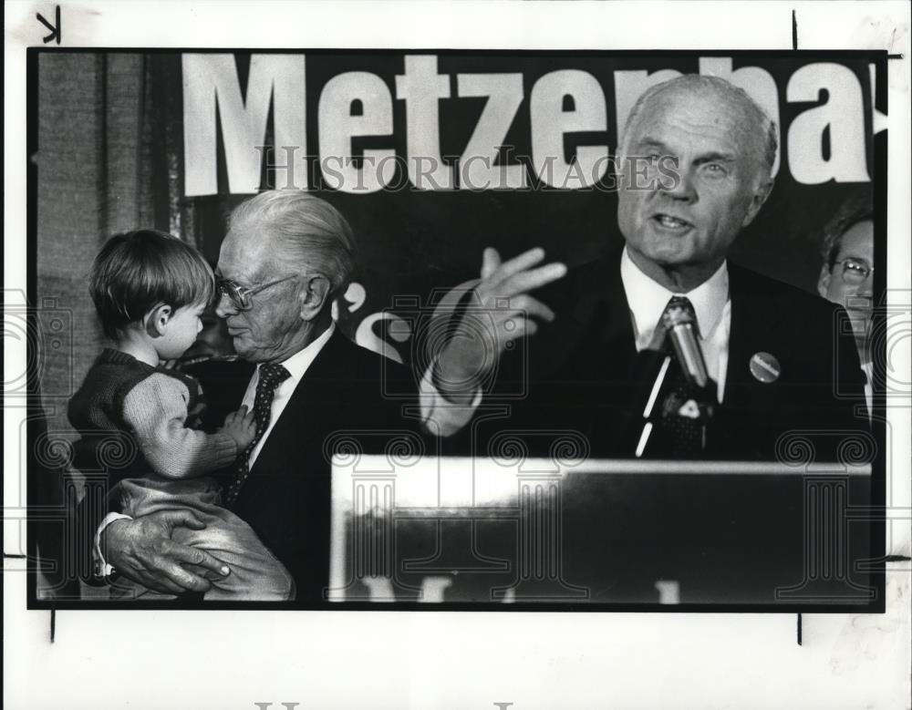1988 Press Photo Sen. John Glenn talks about Sen. Howard Metzembaum - Historic Images