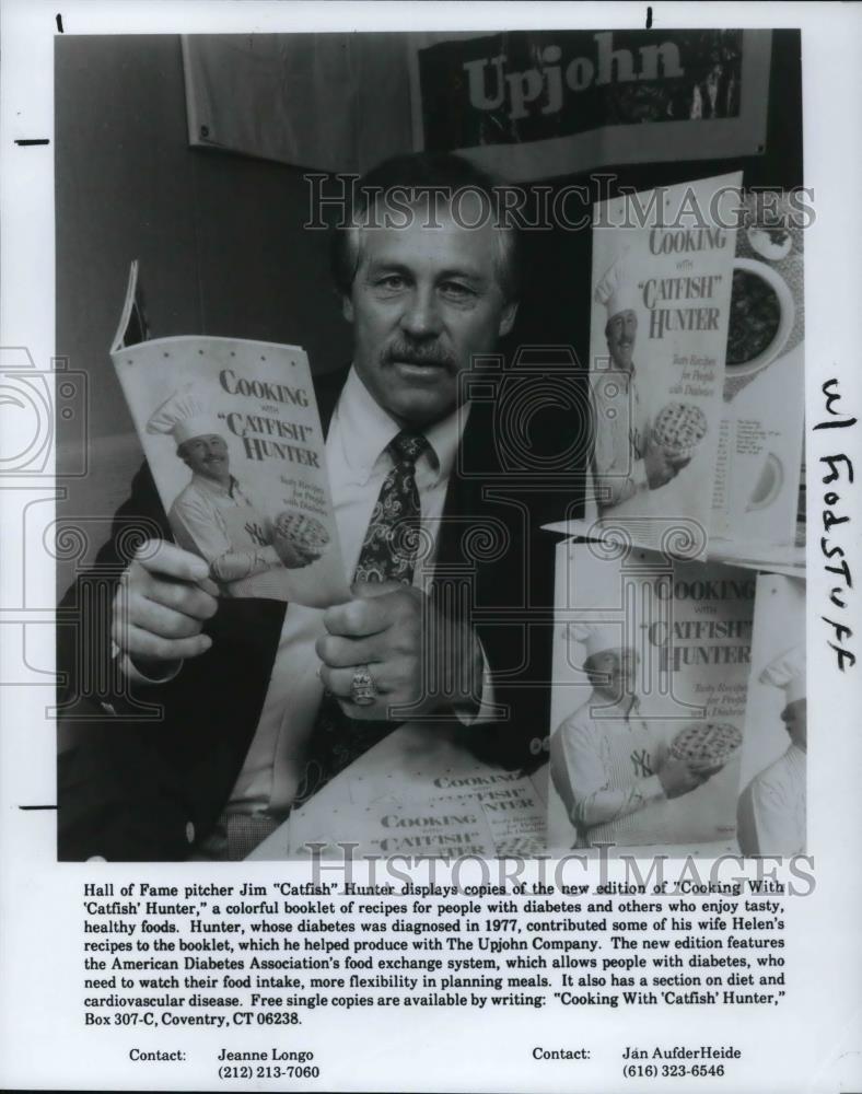1991 Press Photo HOF pitcher Jim Catfish Hunter with his new recipe book - Historic Images