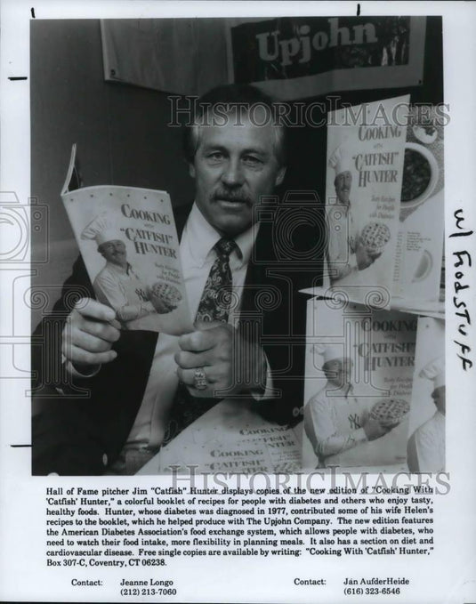 1991 Press Photo HOF pitcher Jim Catfish Hunter with his new recipe book - Historic Images