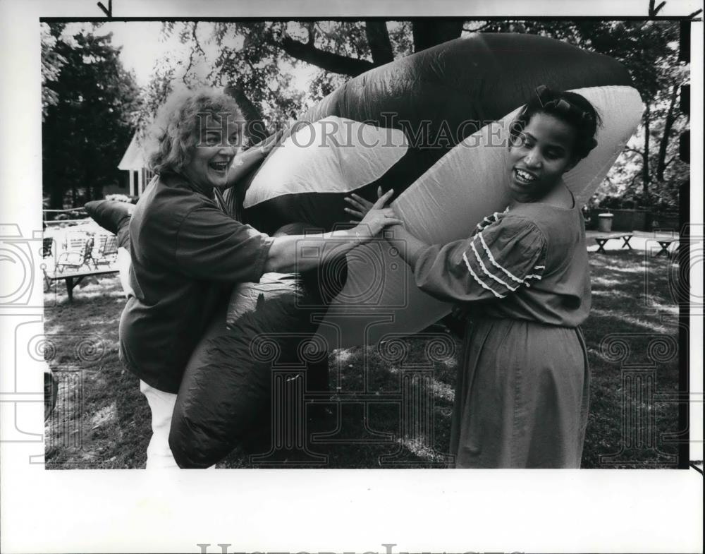 1989 Press Photo Margaret Losic education Instructor at Sea World helping Girl - Historic Images