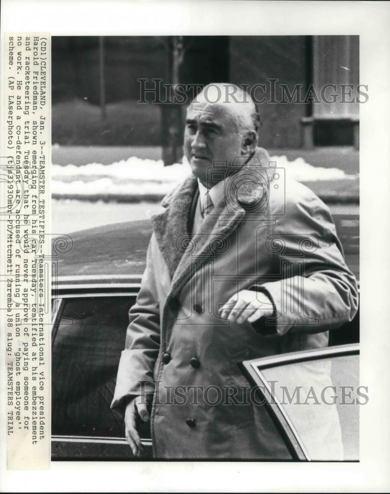 Press Photo Harold Friedman outside his trial - cvp21049 - Historic Images