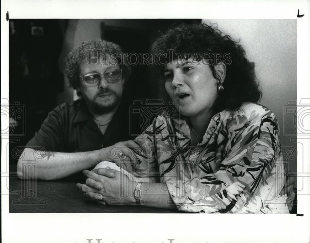 1988 Press Photo Harold Onan consoling wife Norma Jean - Historic Images