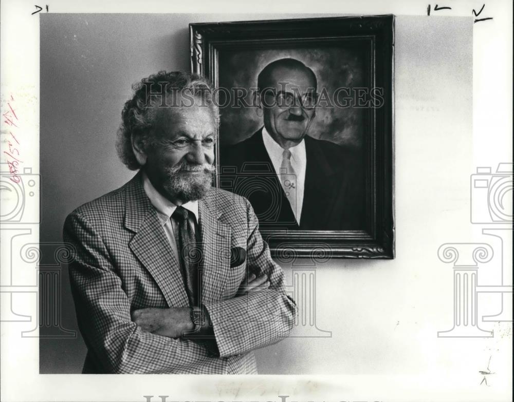 1989 Press Photo Sanford Leff, Sr. in front of portrait of his father - Historic Images