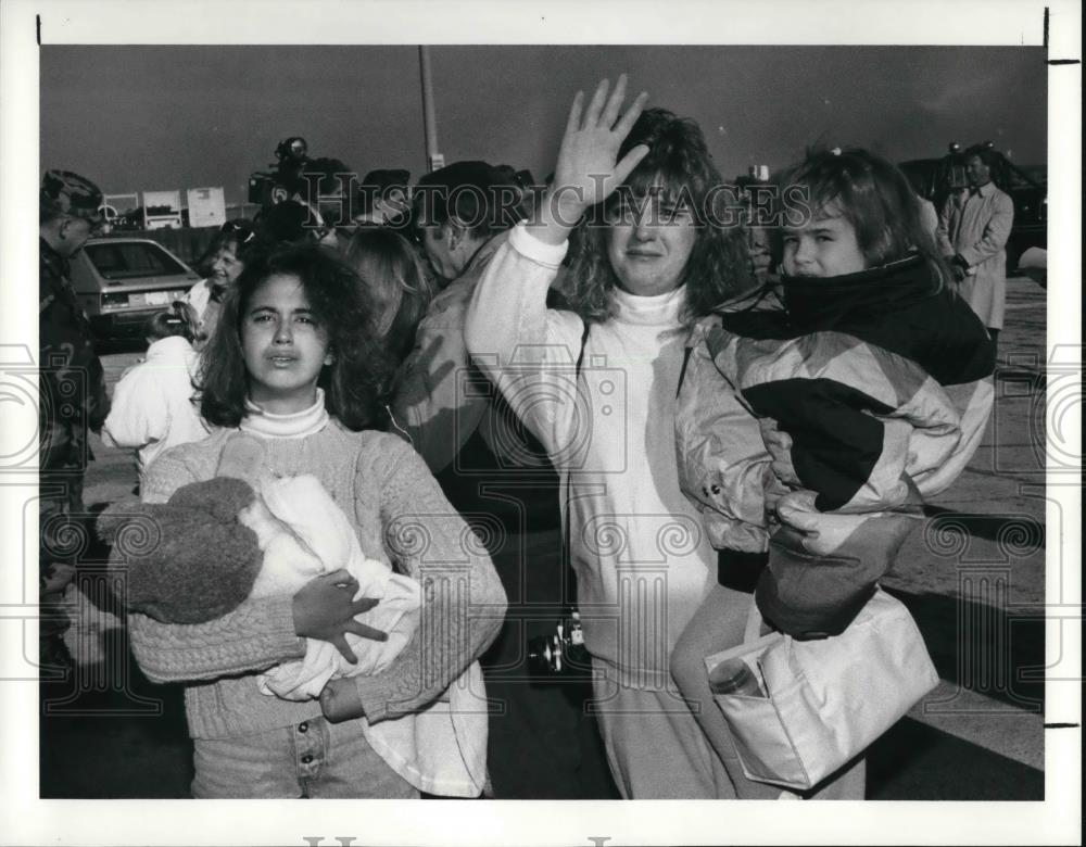 1990 Press Photo The Marsh family saying goodbye to Larry Marsh of Ohio - Historic Images