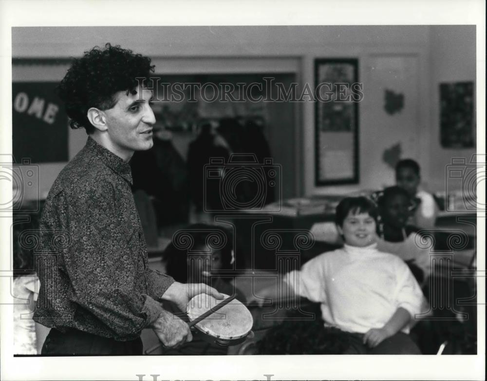 1998 Press Photo Teacher Frank D Mussara at Almira School - Historic Images