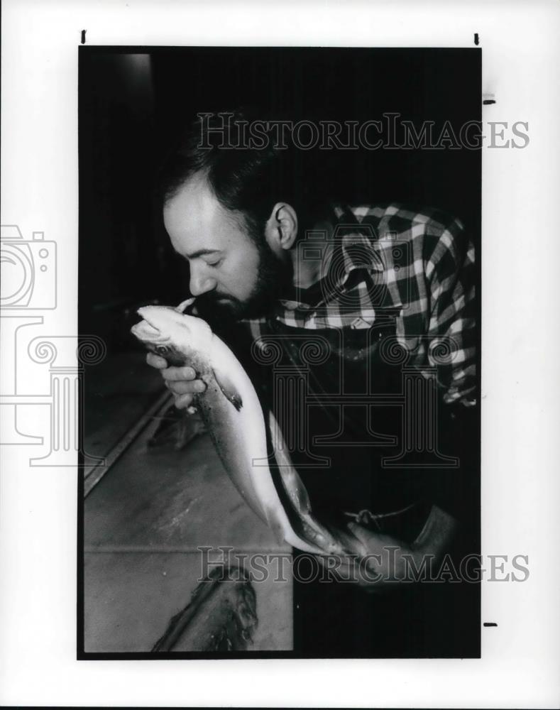 1992 Press Photo Kevin McCardle of Nauvilus with the fresh salmon - Historic Images