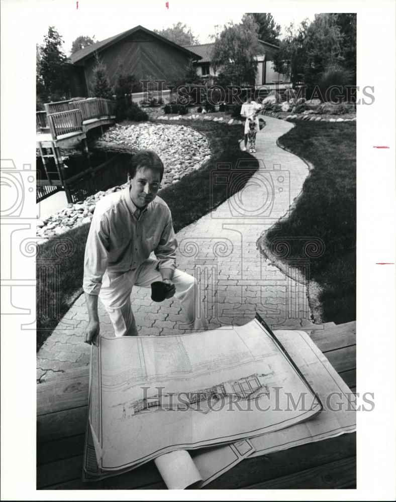 1991 Press Photo Christopher Norris with the plans new home - Historic Images