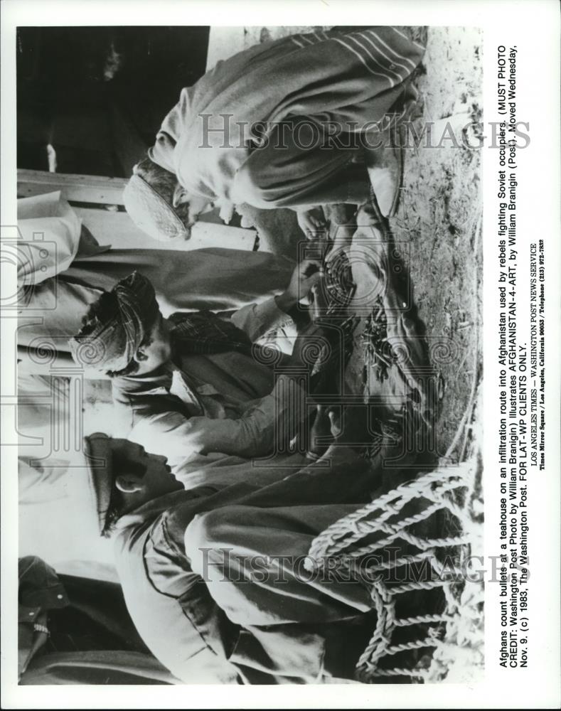 1984 Press Photo Afgans count bullet at teahouse used by Rebels fighting Soviet - Historic Images