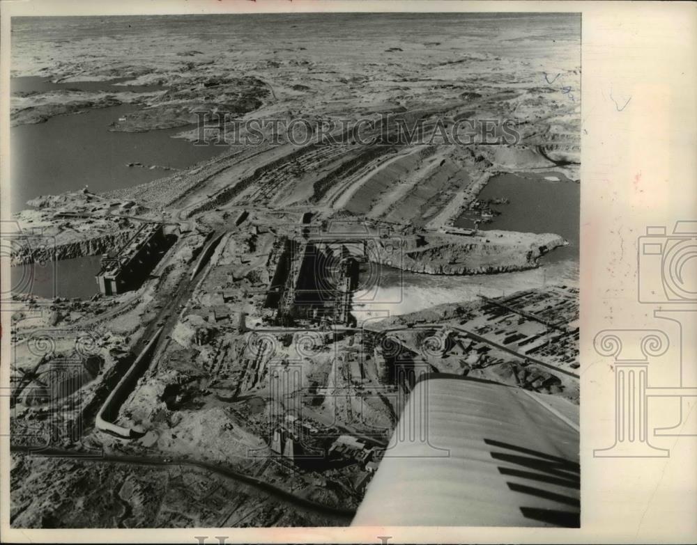 1967 Press Photo of an aerial view of the Aswan Dam. - Historic Images