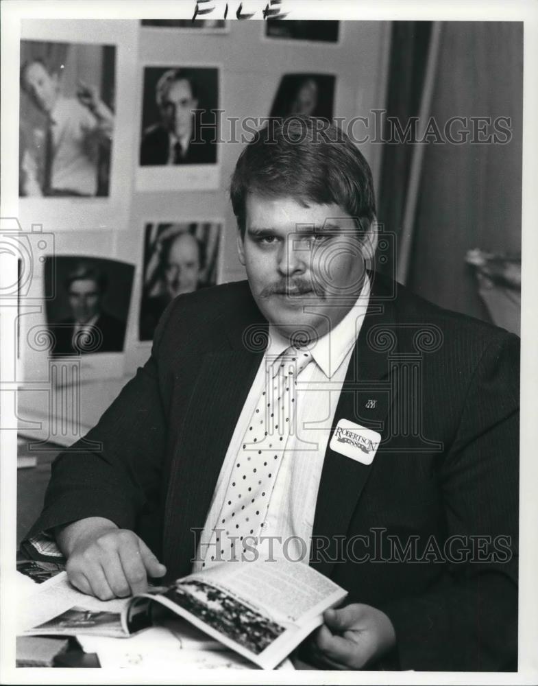 1988 Press Photo James Kronenberger, Pat Robertson delegate - Historic Images