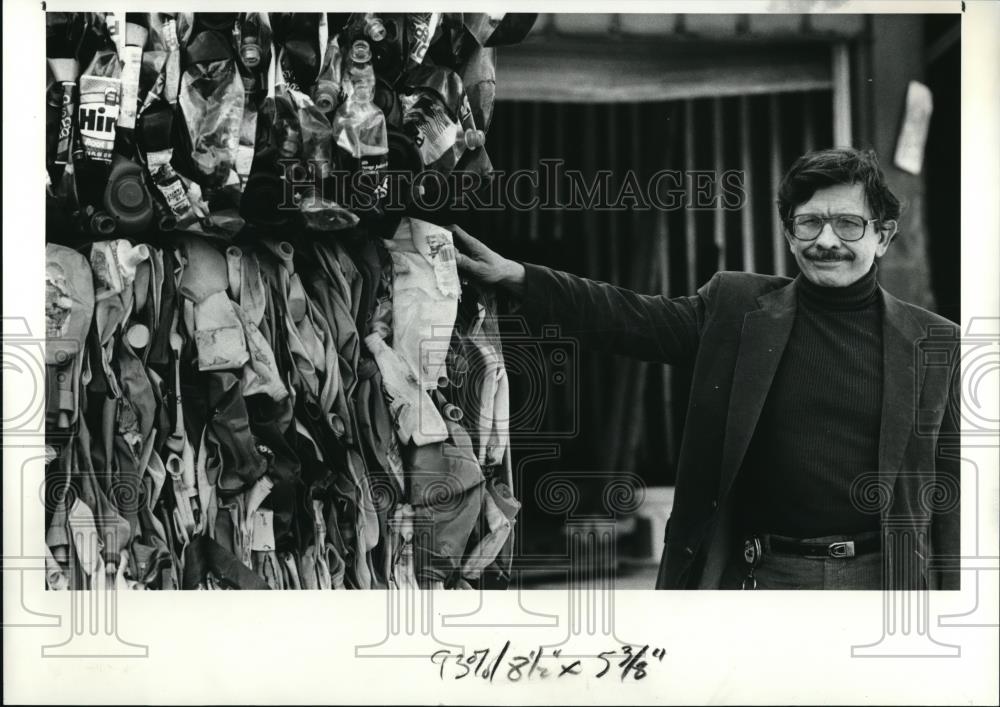 1990 Press Photo Tom Norton shows bottles recycled into plastic pieces - Historic Images