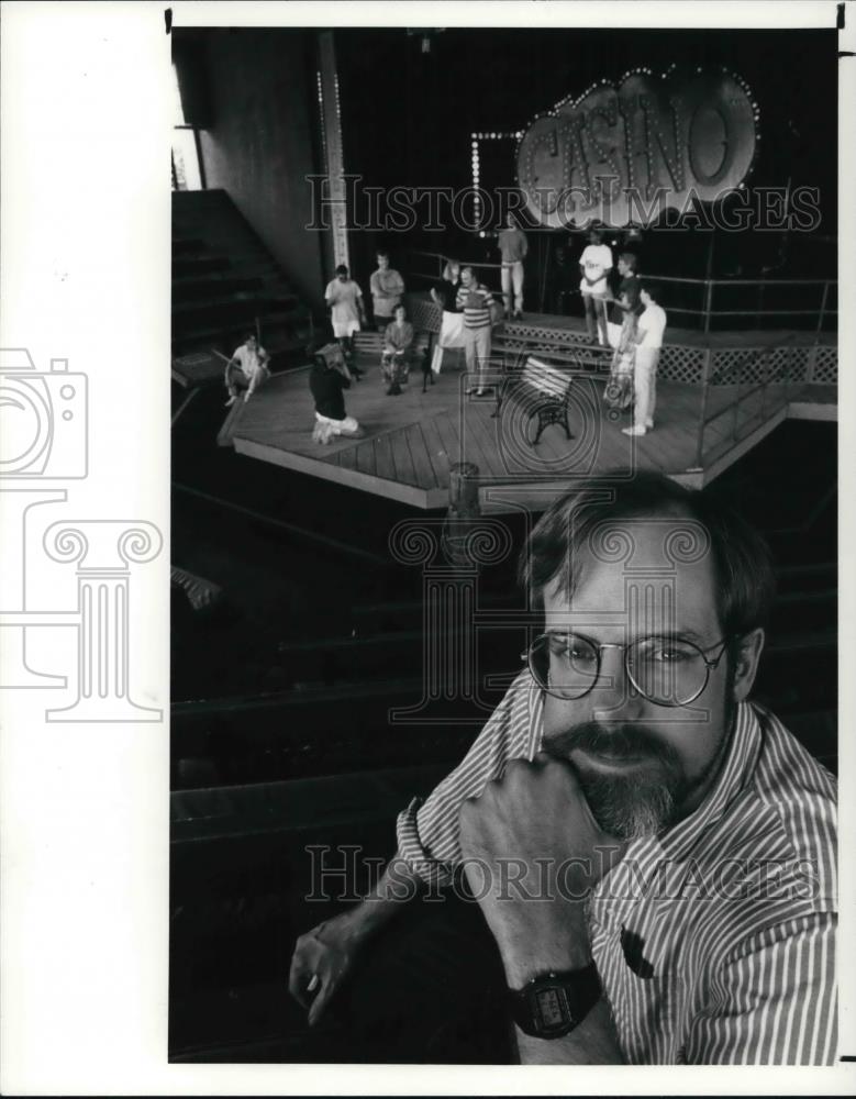 1990 Press Photo John King Jr., set designer for the show, Skin of Our Teeth - Historic Images