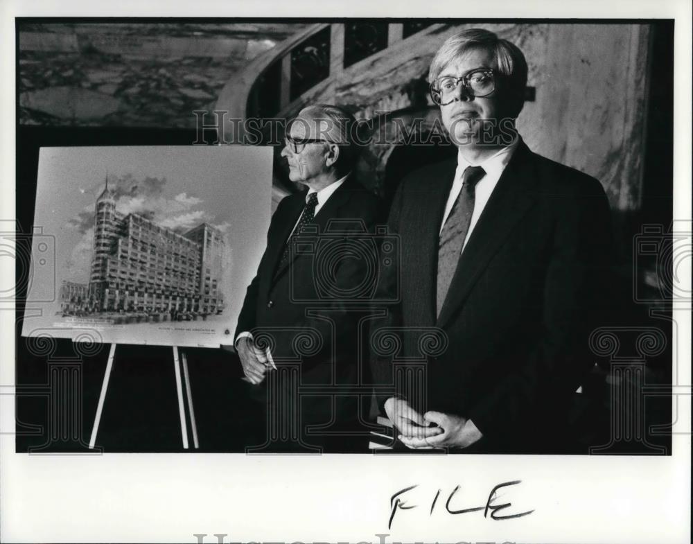 1988 Press Photo Julien McCall and Larry Wilker of Pkayhpuse Sqaure Foundation - Historic Images