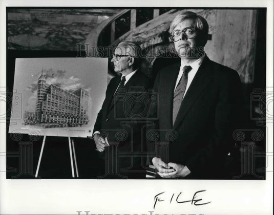 1988 Press Photo Julien McCall and Larry Wilker of Pkayhpuse Sqaure Foundation - Historic Images
