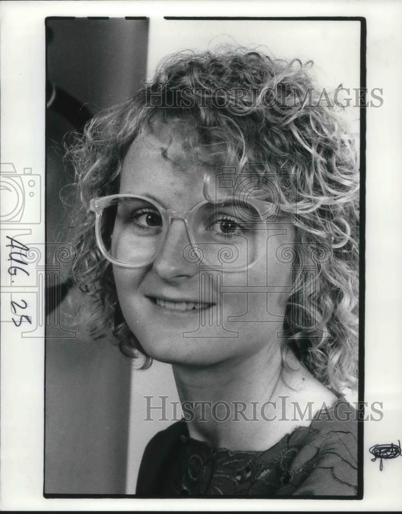 1987 Press Photo Laurie Abraham Wears Sunglasses - Historic Images