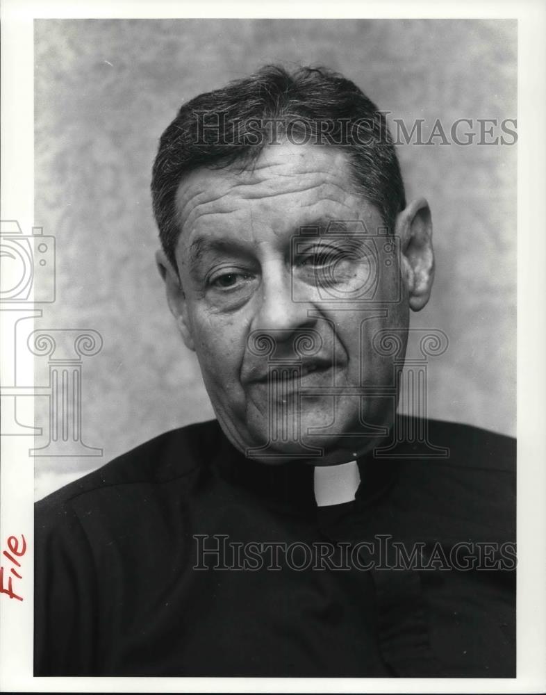 1990 Press Photo Reverend Albert B. Mackert of Immaculate Conception Church - Historic Images