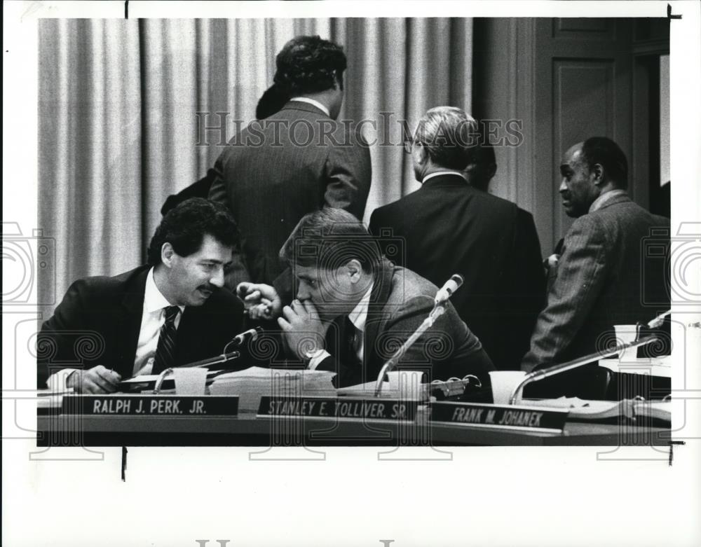 1989 Press Photo Ralph J. Perk Jr. and Frank Johanek, school board members - Historic Images