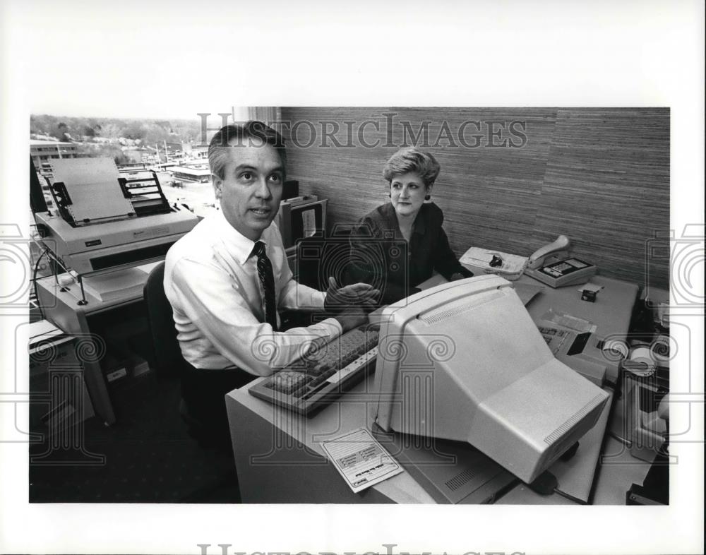 1988 Press Photo George Moore and Kathi Jankura in their office - Historic Images