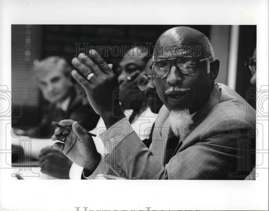1989 Press Photo E. Winther McCroom Chairman for Sub Committee - Historic Images