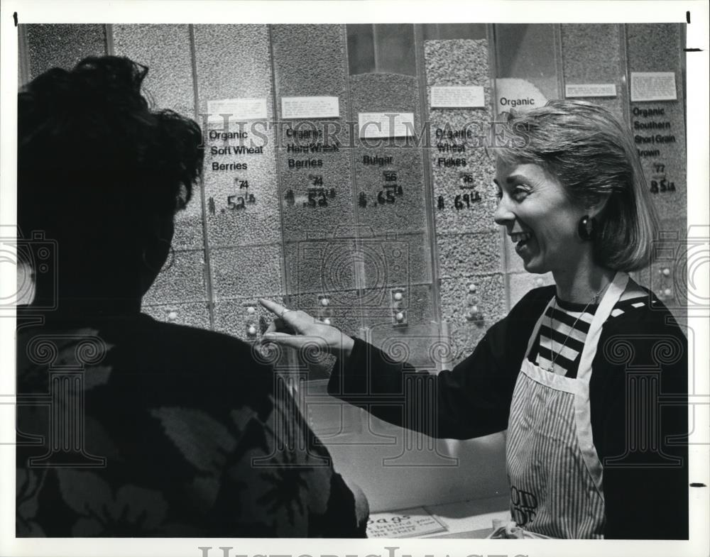 1990 Press Photo Barbara Reusch, cashier with Cassandra Evans - Historic Images