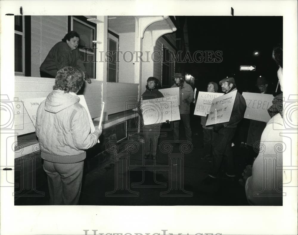 1987 Press Photo Rep Mary Rose Oakar speaks to protestors - Historic Images