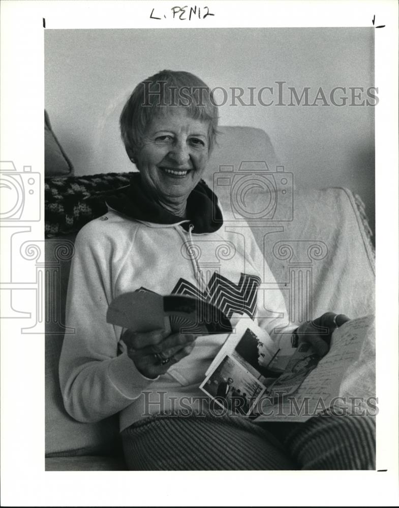1991 Press Photo Betty Petak, with a letter from her Japanese penpal - Historic Images
