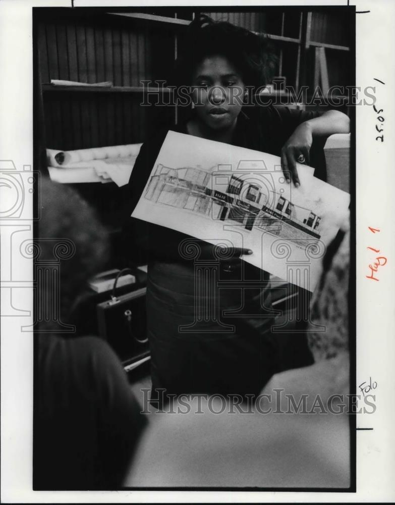 1991 Press Photo Monica Moore shows her drawing of Martin Luther King Plaza - Historic Images