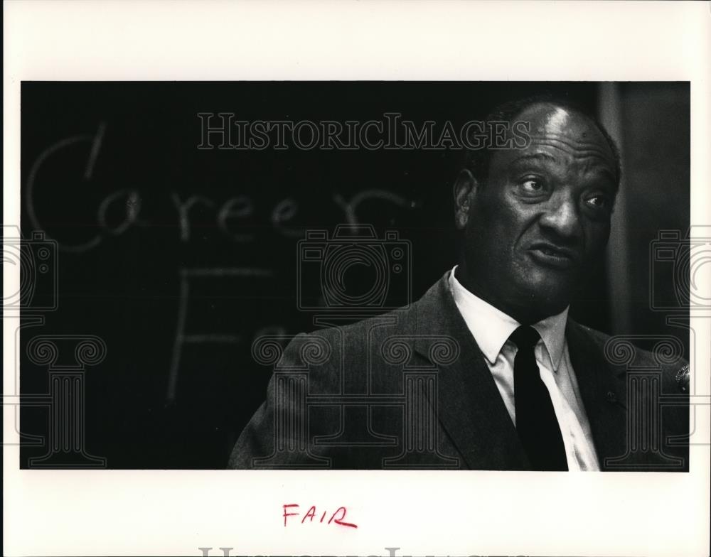 1991 Press Photo Edward Perkins speaks at the Midwest Minority Career Fair - Historic Images