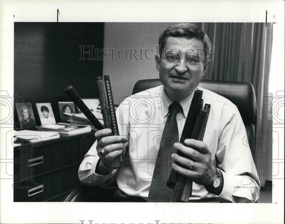 1991 Press Photo Robert McCloskey VP of General Products Operations Eatom Corp. - Historic Images