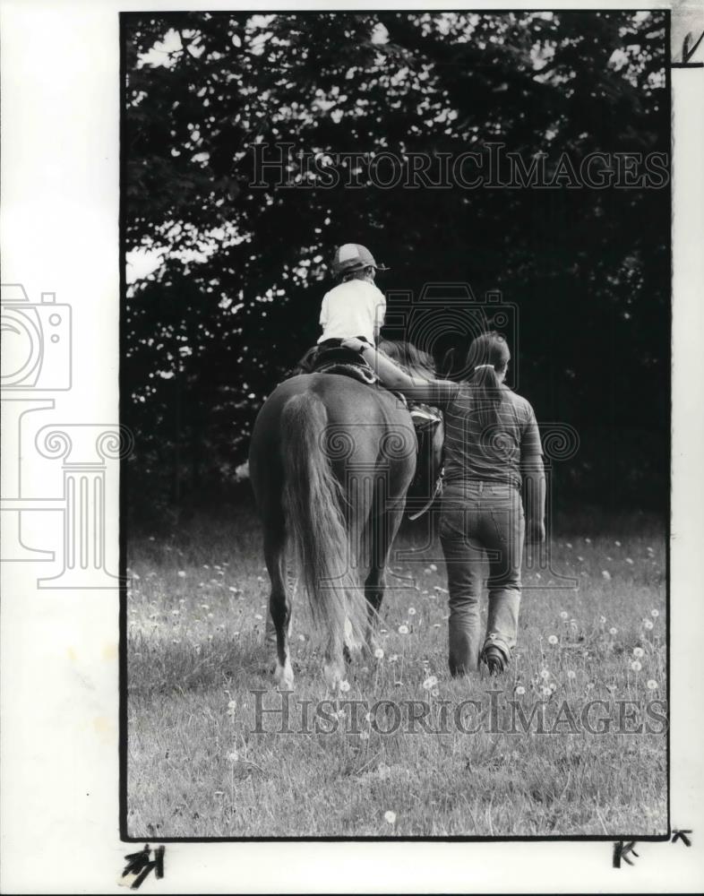 1982 Press Photo Susan Lloyd leads the horse and the boy to trail ride - Historic Images