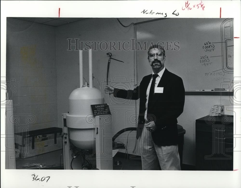 1991 Press Photo Dr. Peter Rinaldi with the nuclear magnetic resonance - Historic Images