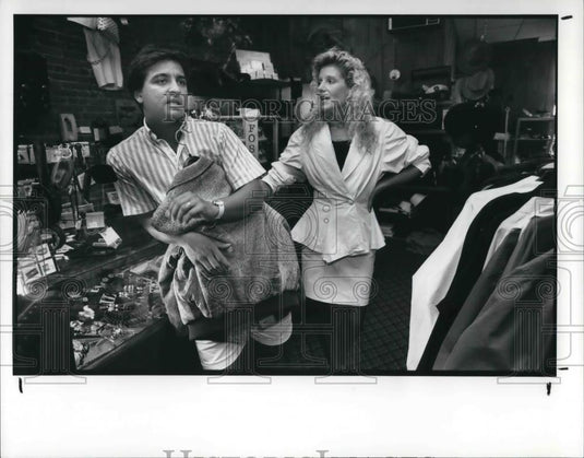 1989 Press Photo Mike and Chris Manzo on their store The Leather Attic - Historic Images