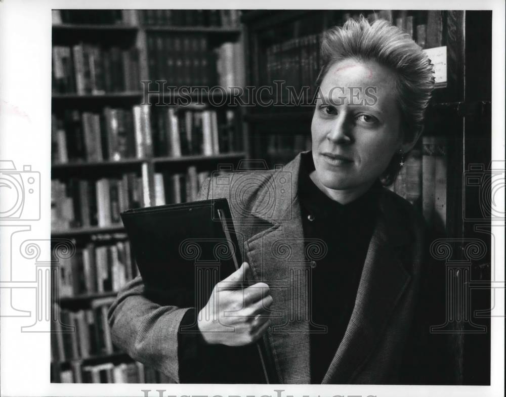 1989 Press Photo Martha McCracken diary writer in the Old Erie Bookstore - Historic Images