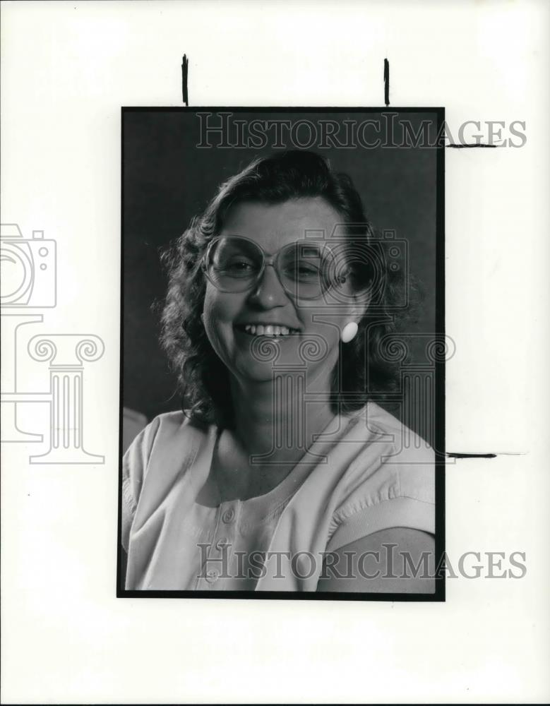 1990 Press Photo Gloria Martin, volunteer at the Lucky Find - Historic Images