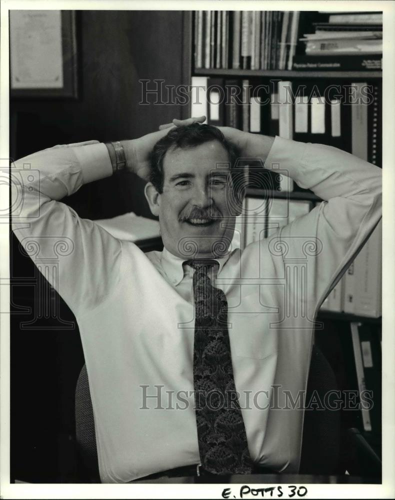 1991 Press Photo Dr Ronald Potts, Cleveland foremost physician at his clinic - Historic Images