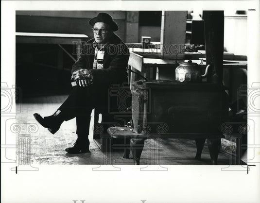 1988 Press Photo Domenic Ramachat, caretaker of the Lakeview Cemetery - 563 - Historic Images