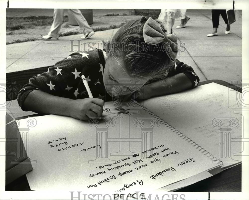 1987 Press Photo Jessica Reitz writes a letter to President Reagan - Historic Images