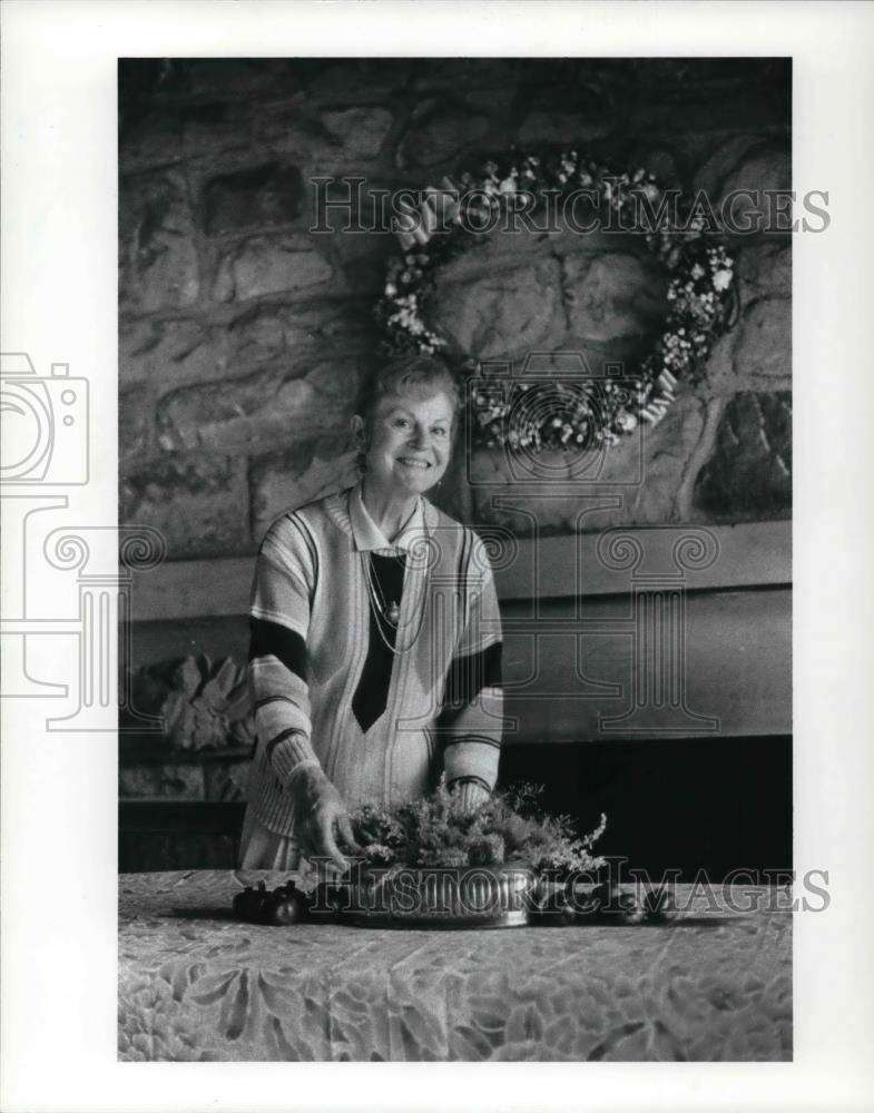 1988 Press Photo Jo Lohmolder at the Kirtland Herb Soc Headquarters - Historic Images