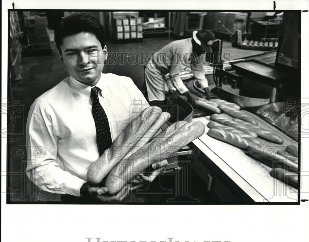 1988 Press Photo Nick Orlando Jr. at the Orlando Bakery Co. - cva32001 - Historic Images