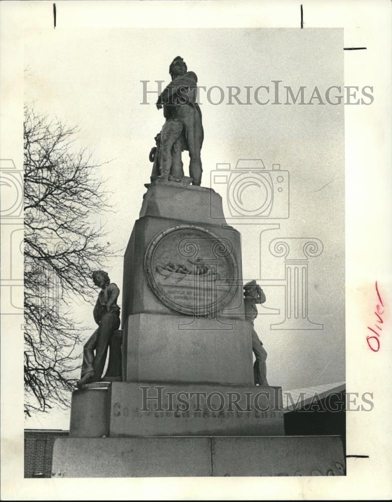 1982 Press Photo Oliver Hazard Perry Statue at the Aquarium - cva33271 - Historic Images