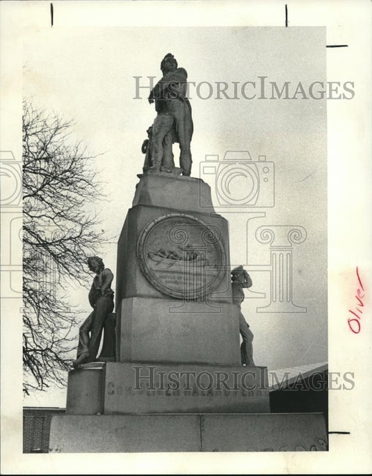 1982 Press Photo Oliver Hazard Perry Statue at the Aquarium - cva33271 - Historic Images