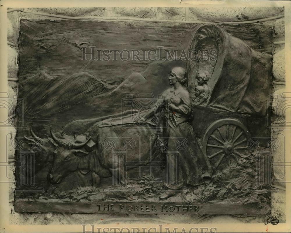 1927 Press Photo The Pioneer Mother Monument - Historic Images