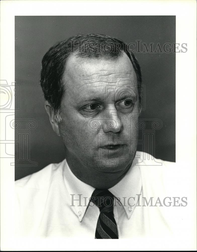 1990 Press Photo Robert J Meyers Oil Spill Recovery expert - Historic Images