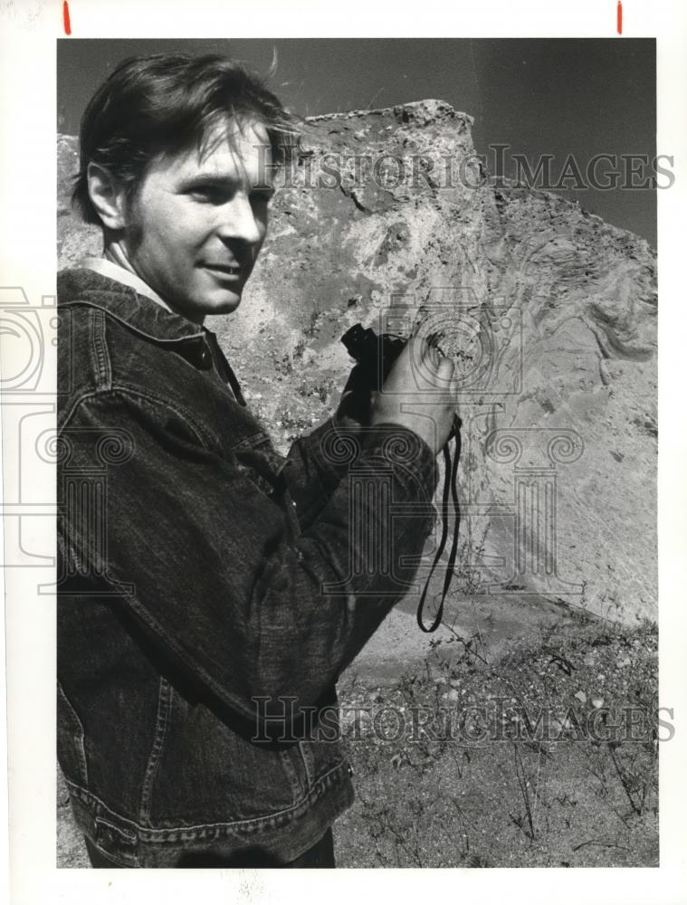 1981 Press Photo BIll Miller Jr. bird watching - Historic Images