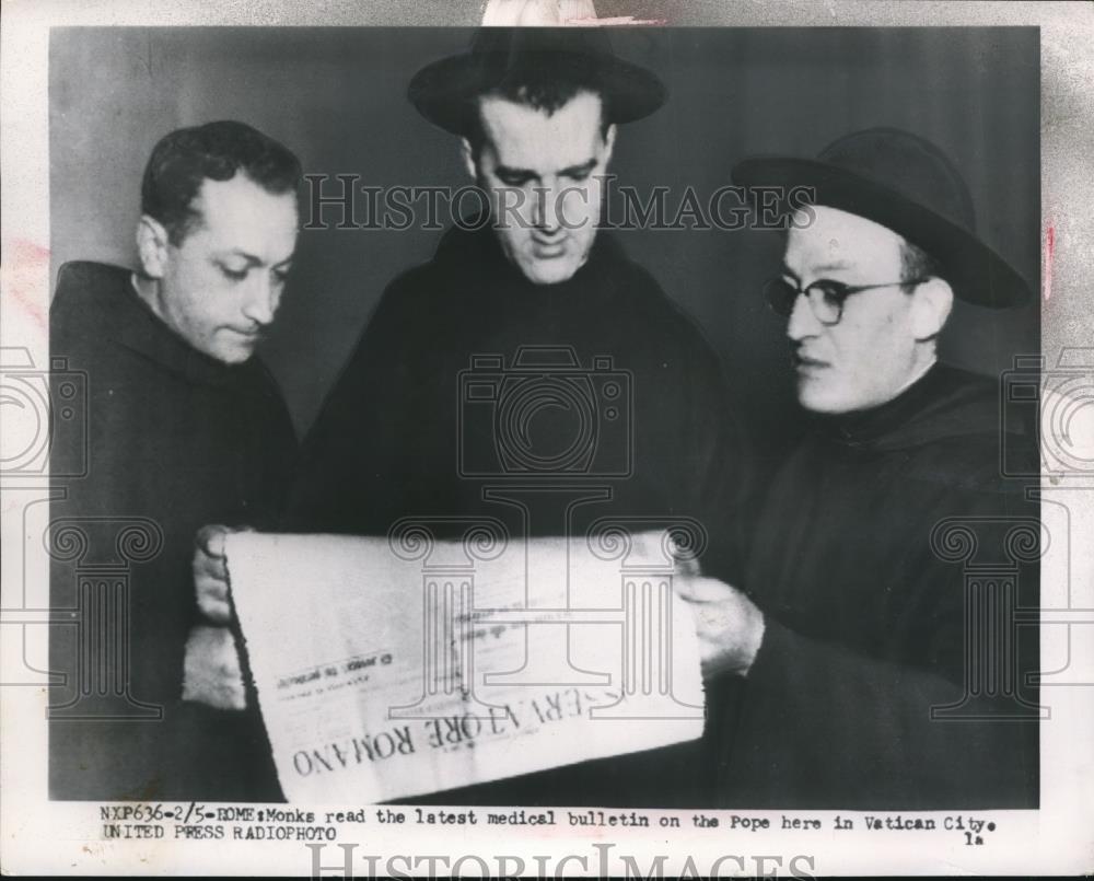 1954 Press Photo Monks read the latest medical bulletin on the pope in Vatican - Historic Images