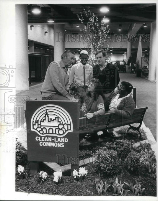 1989 Press Photo People in Clean-Land Commons - cvp20424 - Historic Images
